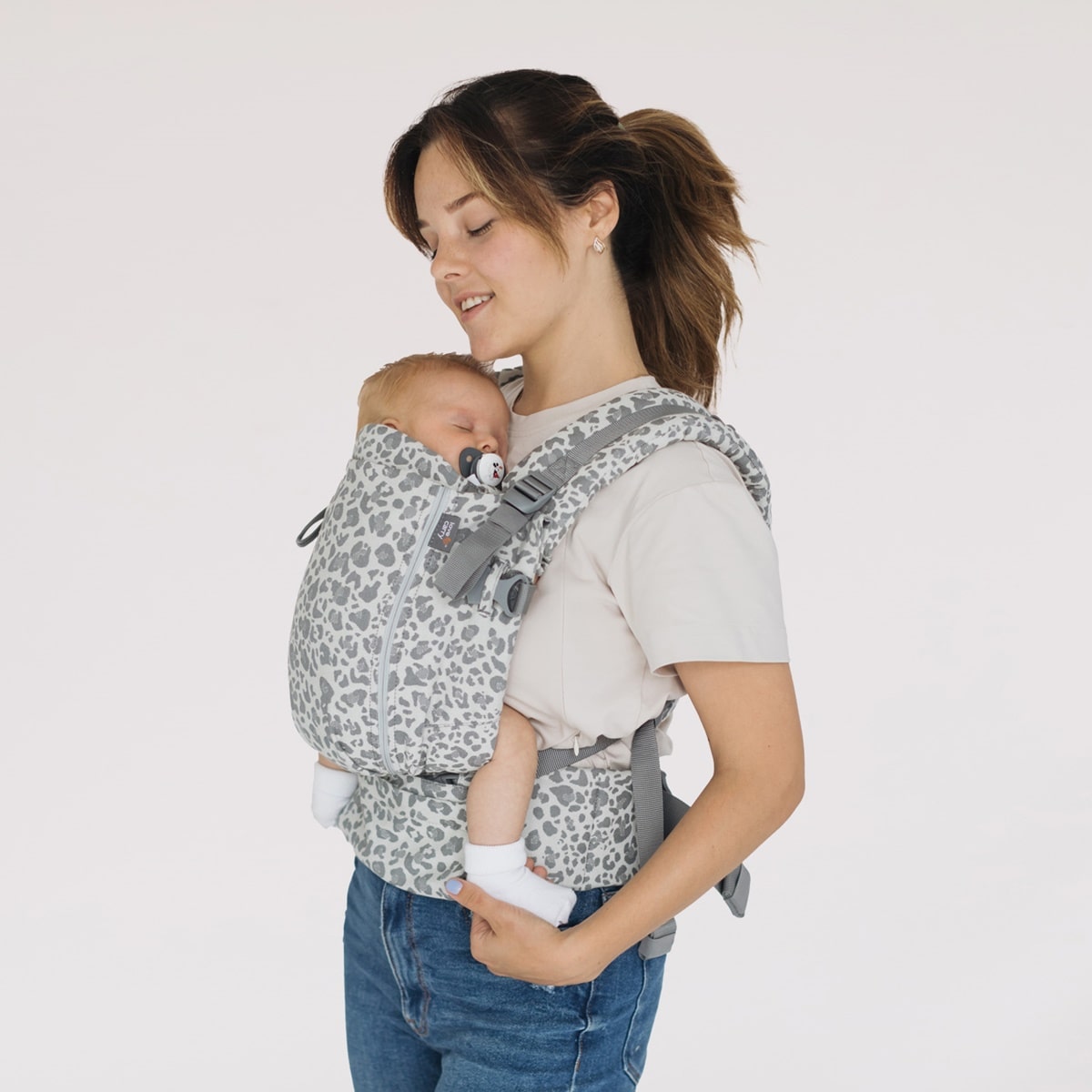 YOU+ME Porte-bébé 4 En 1 Nouveau-Né Jusqu'au Tout-Petit - Toutes Positions + Bavoir Bandana 2 En 1 - Grey - 3,6 à 14,5 Kg